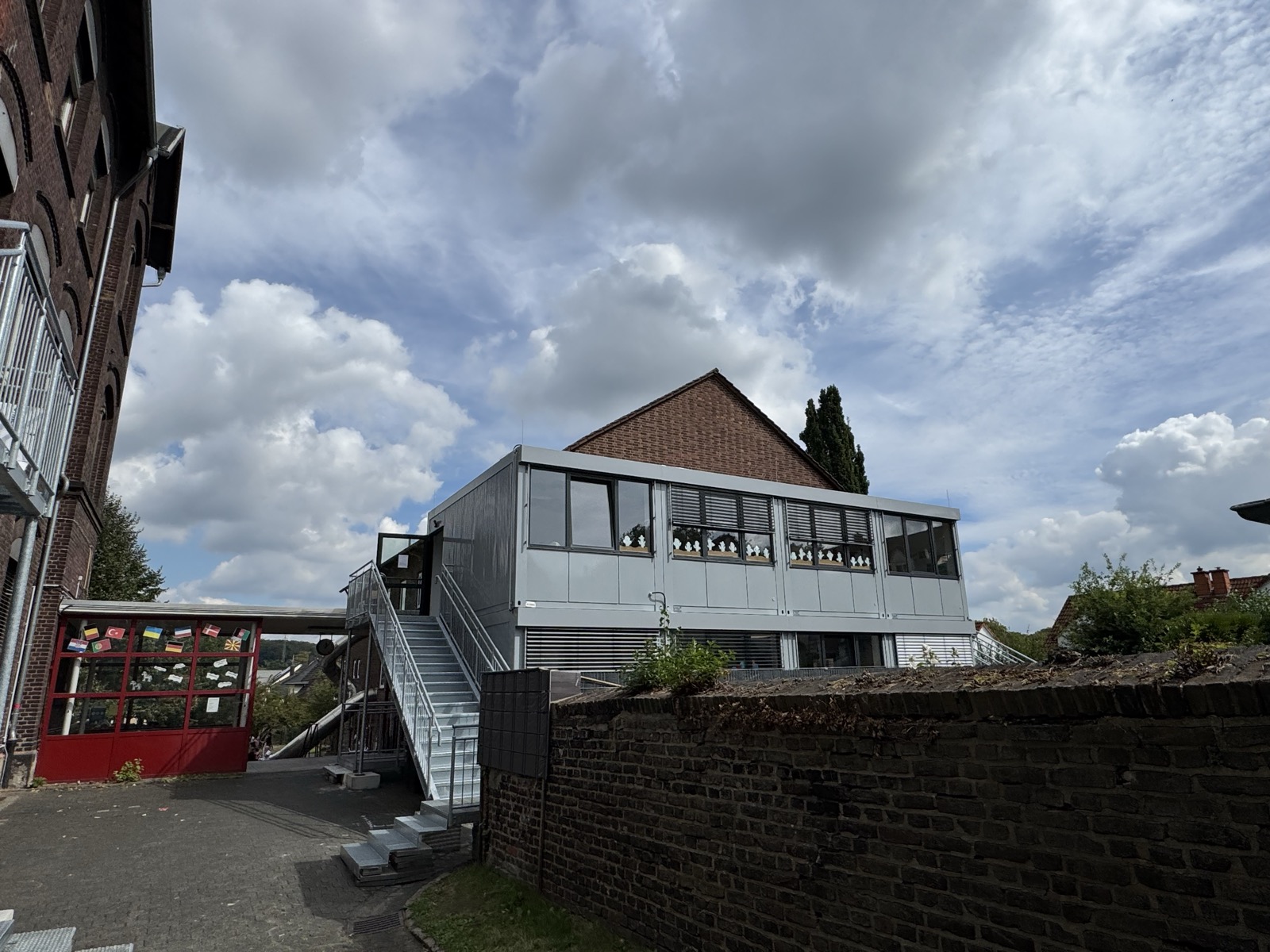 Neuer zweigeschossiger Container-Bau auf dem oberen Schulhof