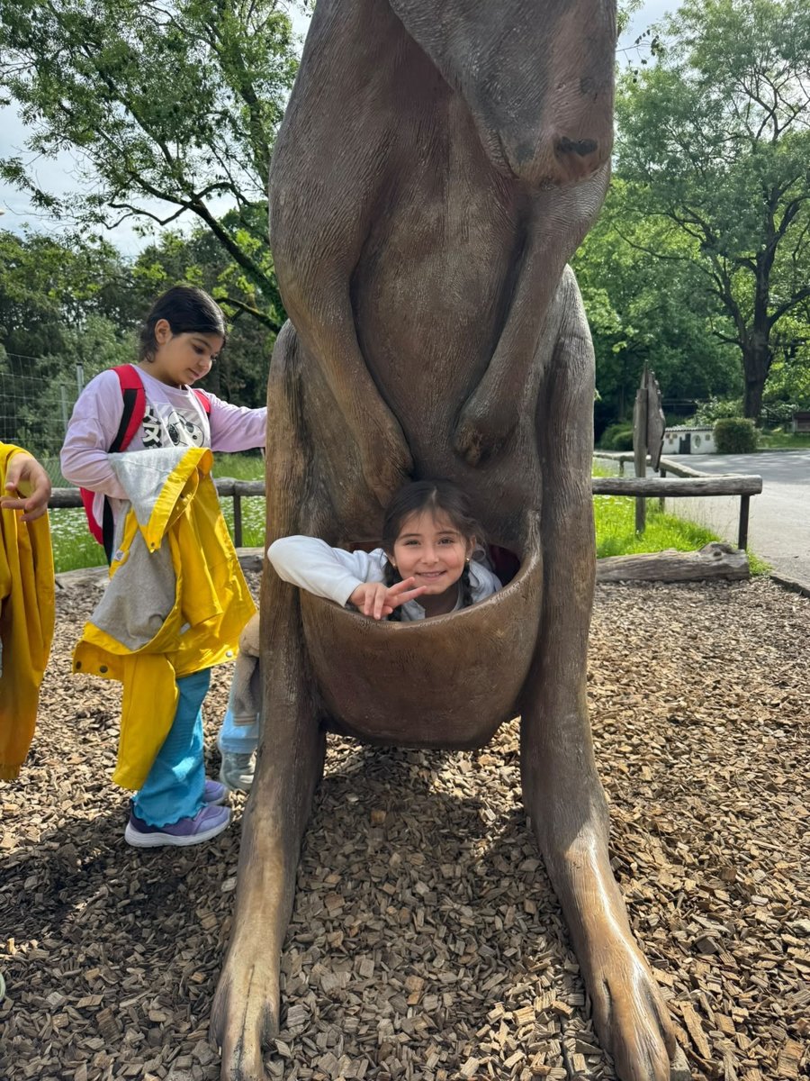 Kind in der Känguru-Spielskulptur