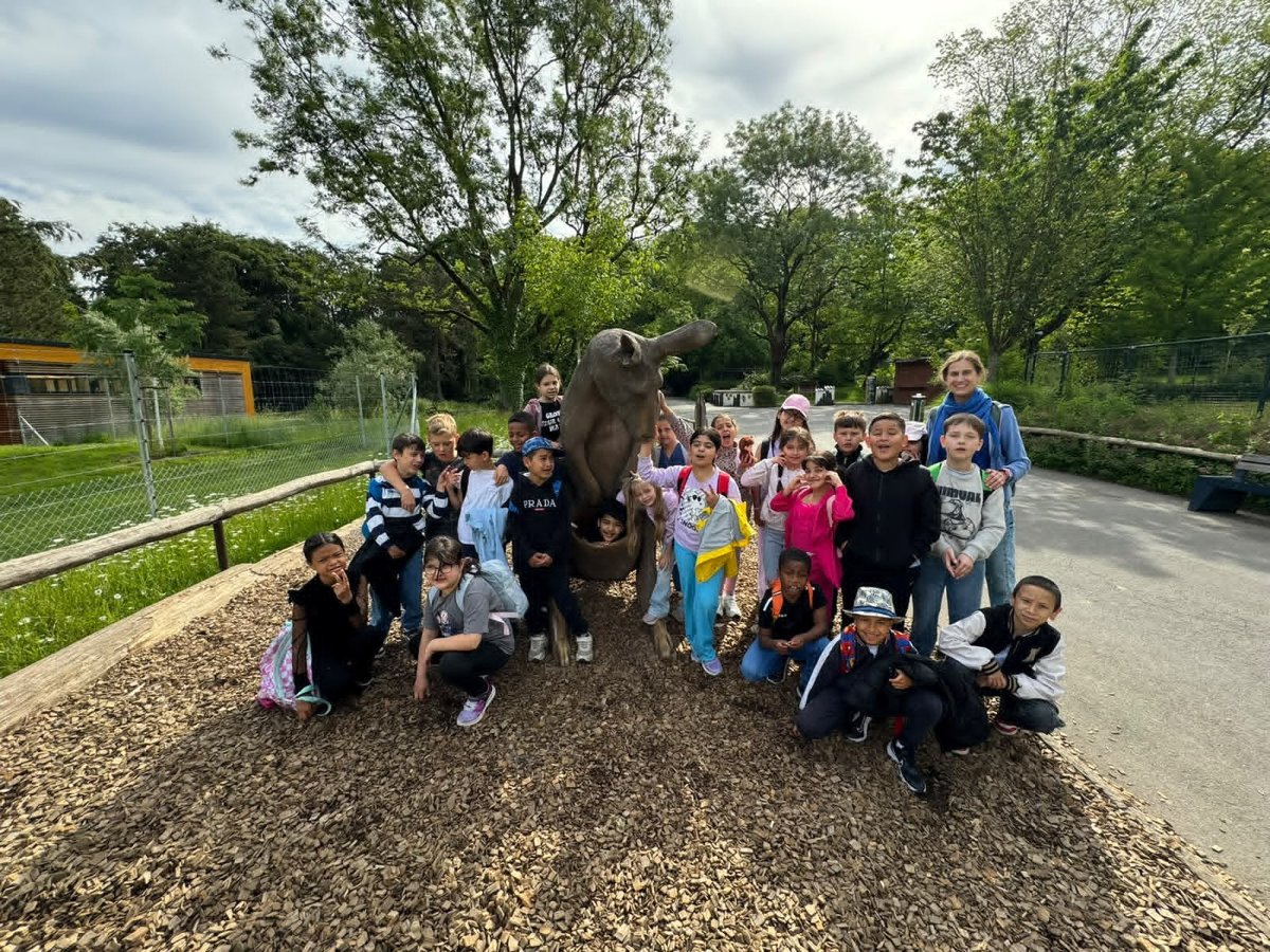 Klassenfoto im Zoo