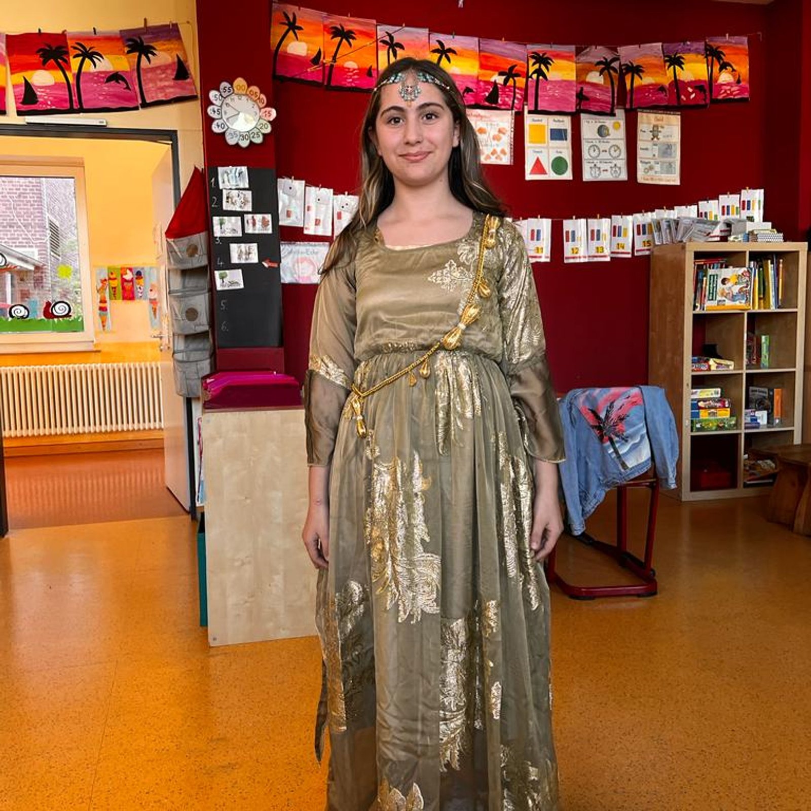 Mädchen in goldenem Kleid