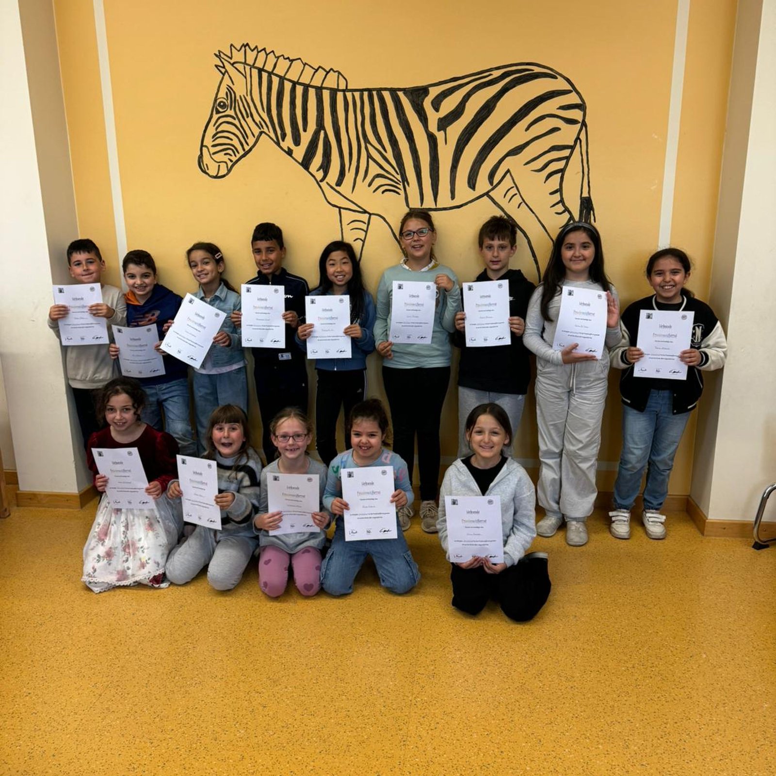Klassenfoto mit Urkunden