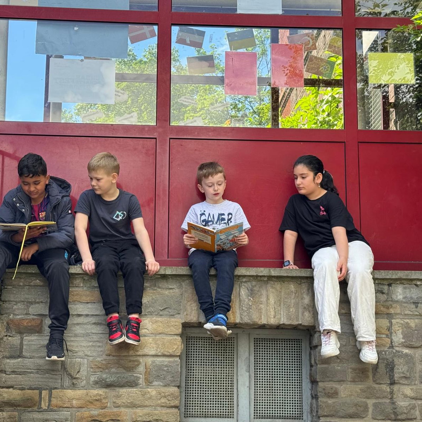 Vier Kinder lesen