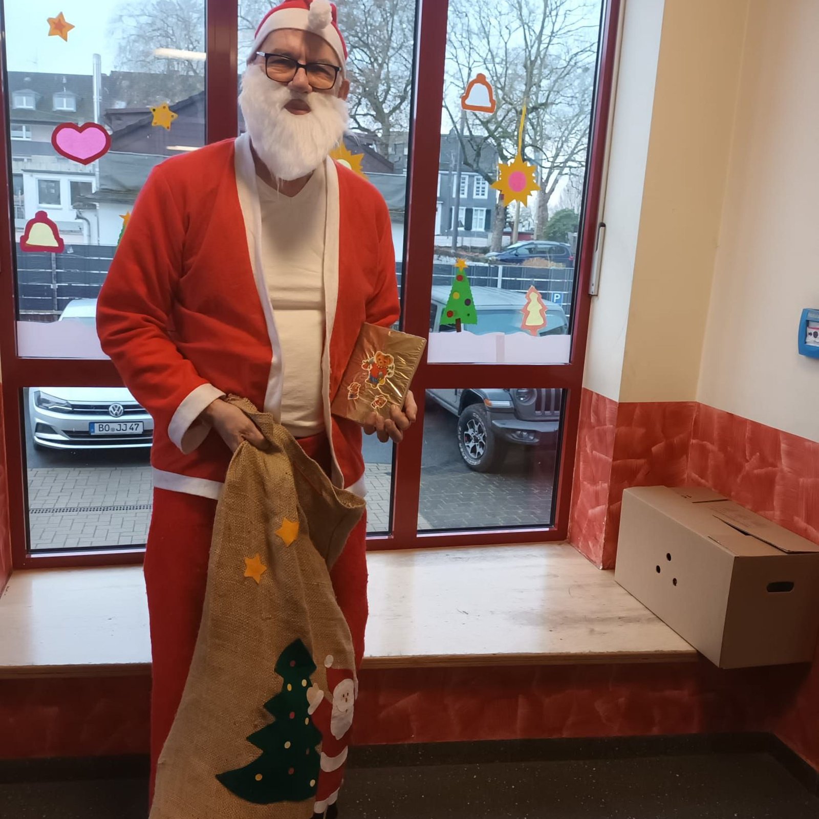 Junge in westafrikanischer Tracht