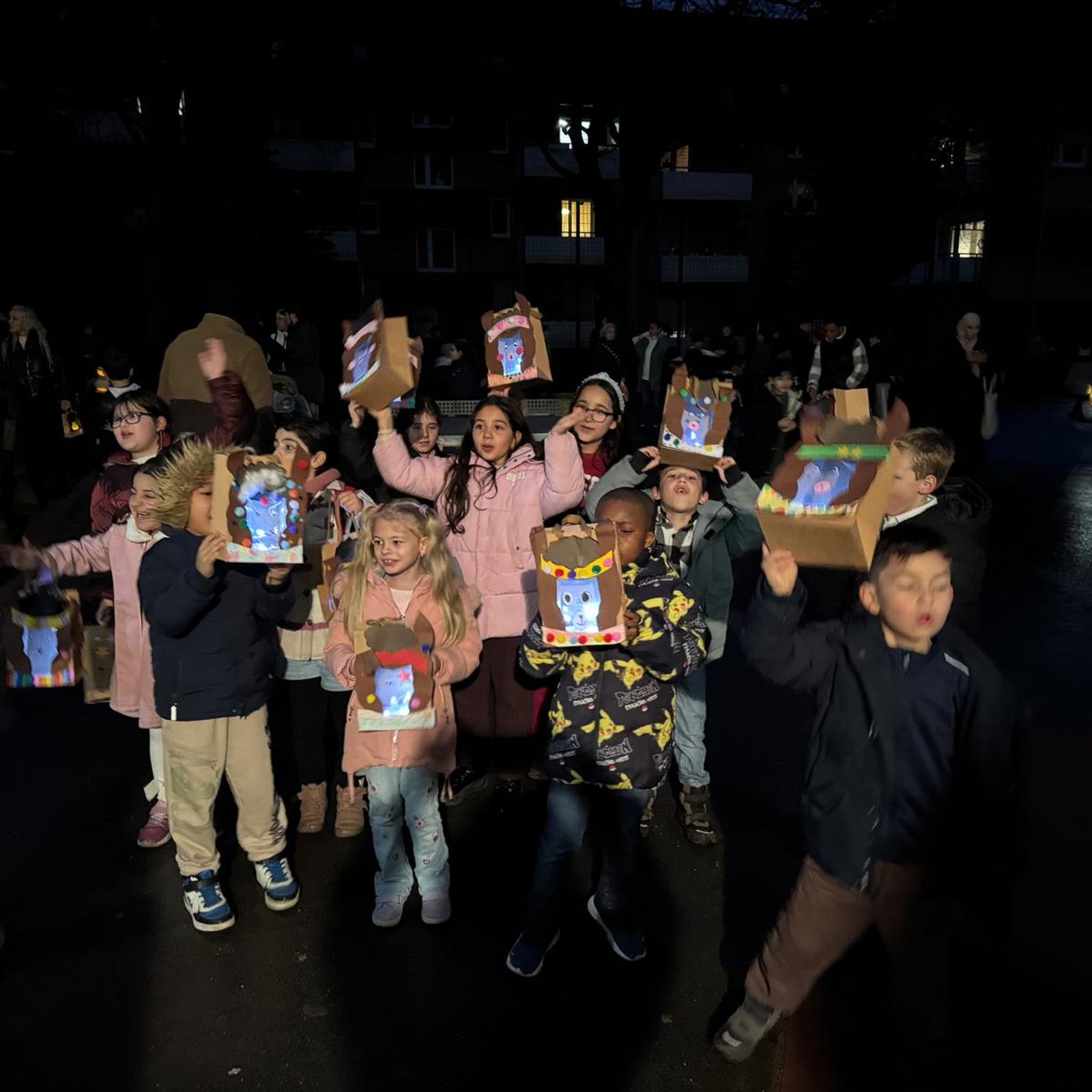Kinder mit Laternen